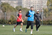 PG电子-斯坦丘休2天，大连4将连轴转 杨铭锐实力大于名气，控球是陷阱